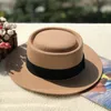 Berets Solid Color Usisex Vintage Flat Top Boater Hat Cap Wool Wide Brim Fedora Hats مع شريط للنساء الرجال بالجملة.