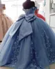 Mexikanska Sky Blue Quinceanera -klänningar med 3D -blommig applikation Elegant utanför axelkorsetten tillbaka med Big Bow Sweet 16 Dress Robe de Prom Evening Gowns BC13150