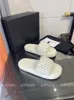 Женские дизайнерские тапочки Slide Socialite Fashion 2022 Новые шлепанцы Fashion Summer Home Beach Slipper Высококачественные нескользящие вещи для дам