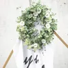 Dekorativa blommor kransar falska vit rosen vinrank krans hängande konstgjorda växter med murgröna eukalyptus lämnar bröllop el festträdgård vägg