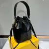 Damska torba typu Bucket Bag 2F z brązowej skóry Mini Buckets Bags ze sznurkiem i metalem ozdobionym czarnym, ręcznie malowanym wypukłym wzorem