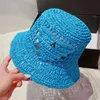 Designer Bucket Hat 6 Färger Kvinnor Luxurys Designers Straw Hats Mens Fisher Sunhats Holiday Beanies Caps Fashion Strawhat Braid C5614048