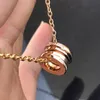 Europa America Moda Stile Uomo Donna Donna Acciaio inossidabile 18k Oro inciso B Lettera Bordi Collana con catena pendente con diamanti a mezza pavimentazione