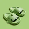 Pantoufles de requin mignonnes de dessin animé pour enfants, diapositives de salle de bain d'intérieur, chaussures d'été souples EVA pour garçons et filles, tongs de plage