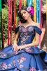 Kraliyet mavisi boncuklu balo elbisesi quinceanera elbiseler omuz boyun çizgisi katmanlı balo elbiseleri saten pileli tatlı 15 maskeli balo elbise
