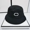 Projektanci czapek luksusy temperament sunhat kapelusz typu Bucket jednokolorowe litery casual czapki dla par elegancka i wysokiej jakości letnia nadmorska czapka podróżna bardzo ładna
