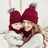 Accessoires pour cheveux Bébé chapeau écharpe maman Parent-enfant 4 pièces ensemble enfants hiver Plaid tricot chaud chapeaux filles garçons enfants Hairball casquettes extérieures KBH34