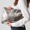 Kvällspåsar mode kvinnor kopplingar överdimensionerade pu läder kuvert koppling väska solid handväska glänsande festpäskor
