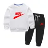 Nieuwe herfst Kids Clothing Sets Logo PrintClothing Sets jongens meisjes sweatshirt broek 2 stks pak zuigeling lange mouw kleren set