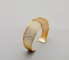 Bracelets à breloques Créateur de niche Bracelet d'ouverture brossé en or galvanisé de haute qualitéCharm Inte22