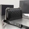 CC Classic Black Boy Caviar 2023Ss Mini Flap Bags aus Leder, gestepptes Kalbsleder, Gold im Alter von Silber, Metallbeschläge, Kettenriemen, Umhängetasche, Schulterdesign