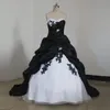 Gótico preto e vermelho vestido de baile vestido de casamento querida pescoço sem mangas longo trem vestidos de noiva vintage vitoriano ruched tafetá b3166479