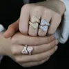 Anillos de boda Baguette pavimentado completo Cz Anillo de dedo en forma de corazón de banda abierta para mujeres US Tamaño 5 6 7 8 9 Joyas de bling heladas al por mayor