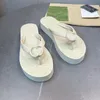 Designer Chevron Thong Sandal Women Sandaler Flat Flip Flops med dubbla G Texturerade mönster Rummi V-formade skor Klassisk toffel med ruta 351
