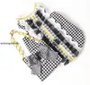 Conjuntos de colete estampado xadrez para cães feminino estilo Ins ao ar livre durável Chai Keji Casaco flor de verão com bolsa pequena f