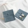 Hediye sargısı 50pcs kişiselleştirilmiş mücevher ambalaj torbaları çantalar özel logo zarf çantası düğmeler mircrofiber seyahat poşet