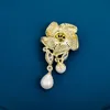 Womens Brooch Flowers Fashion Corsage Pearl Brooches for Women 3A Zircon Lady Pins Vintage Elegant Dress Camellia Pins Top Quanlitly Button Pin Scarf Buckle