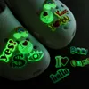 MOQ: 50 STKS Lichtgevende krokodillenleer bedels zoete stijl regenboog Glow in the dark schoen gespen accessoires decoraties 2D plastic Fluorescerende klompspelden passen tuinschoenen voor kinderen