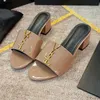 المصمم صندل الدعامة المعدنية الزخرفة الكلاسيكية Flash Flip flops ورنيش الذهب الأحمر العجل نساء النعال