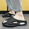 De senaste skorna för män och kvinnor halkskyddad tjock botten trend mjuk botten tofflor många stilar att välja mellan stödja anpassad logotyp