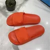 2022 Дизайнерские мужчины Женские тапочки резиновые скольжения сандалии квартиры клубничные пчелы с зелеными красными белыми туфель