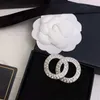 Dubbla bokstäver Pärlbrosch Lyxdesigners Smycken Kristallinläggningsbrosch Högkvalitativa broscher för män Moderiktig enkel brosch