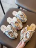 Детские лук тапочки 2022 летние новые детские детские жемчужные мягкие нижние говядины сухожилия детские рыба рот принцесса обувь цветочные ножки сандалии
