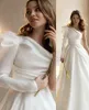 Élégant Arabe Simple Satin Une Ligne Robe De Mariée Robes De Mariée Une Épaule À Manches Longues Balayage Train Jardin Plis Boho Aso Ebi Robes De Mariée Robes De Mari￩e