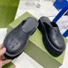 Kadın platformu delikli sandal her mevsim gelişir Burada monogramlar bu beyaz kauçuk sandalet köpük terliklerinde bir kesik deseni şeklinde