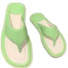 Lyxmärke Platta sandaler Sommarmode Stringtofflor Bekväma halkfria flip-flops Gummisula Dam Beach Shoes Berömda designer kvinnor Flip Flops