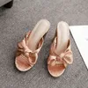 Helt ny kvinnlig slip på tjocka höga klackar Sandaler Fashion Bow Summer Women's Sandals Elegant Party Sexy Mules Shoes Woman 220519