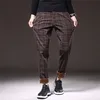 SHAN BAO Hiver Chaud Plus Velours Épais Pantalon Décontracté Marque Vêtements Tendance Rivet Hommes Équipée De Mode Pantalon À Carreaux Vin rouge 201128