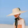 Berets Summer Big Natural Pszenice Straw Hats for Women Handmad szeroka brzegi plażowe czapki eleganckie, płaskie, długie wstążki koronkowe hatberets