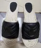 2022 Pantofole espadrillas da donna di design di lusso Designer Lady Wave in pelle con doppia lettera in metallo con plateau e suola in gomma, sandalo scorrevole piatto
