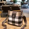 Luxurys Designers Counter Women's 2021 Nieuwe geruite emmer Mode Temperament Draagbare Shoulder Veelzijdse Messenger Bag