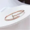 Brazalete de uñas con diamantes Diseñador para mujer Joyería de lujo Pulseras Accesorios de moda Aleación de acero de titanio Proceso chapado en oro Ne2482144