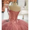 Pink Quinceanera Rouge Kleider von der Schulter Tüll Korsett Rücken Perlen Gurte Falten Rüschen maßgeschneiderte süße Prinzessin Geburtstagsfeier Ballkleid