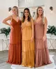 Boho Chiffon Bridesmaid Dress 2023 A-Line Spaghetti Straps Ruffle Maxi Evening Clown Golvlängd slits Backless Maid of Honor Party Party