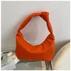 Bolsas noturnas de verão tecelando cor sólida bolsa pequena feminina moda feminina tecida para bolsas de ombro tendência personalidade versátil undermoteven