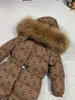 Luxusdesigner Dicke warme Daunen Baby Kinder Brief Echter Waschbär Pelzkragen Kragen Weiße Entendaunen Strampler Junge Mädchen Jacke Top qualit2257785