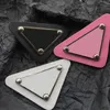 Distintivo Triângulo branco preto Alfinetes femininos Moda Roupas Chapéu Acessórios Designer Carta Impressa Broches para Presente de Festa