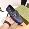 Sapatos casuais de luxo de couro genuíno novo designer de moda mocassins mocassins Sapatos de panos de sapatos homens respiráveis ​​tênis de direção leve 45 46