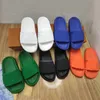 2022 Sandalo con plateau da donna sul lungomare New Slipper Pantofole da uomo di design piatto Comfort Nero Bianco Estate Moda Piscina Cuscino Infradito di alta qualità con scatola 35-45