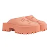 Kvinnor ihåliga sandaler Luxury Tjock Sole Slippers Perforated Mönster Honey Peach Color Slipper 5,5 cm Gummiplattform Grooved Shoes Storlek 35-45