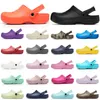 Sandals Designer tênis de tênis de tópicos de slides homens chinelos de verão praia sliders moda moda ao ar livre sliders massens sandálias 36-45