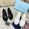 Nya designer kvinnor skor choklad glansad läder loafer svarta sneakers borstade läder loafers monolit plus plattform sneakers molnbust casual sko