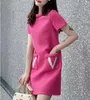 Sundress 드레스 디자이너 2022 여름 신규 여성 캐주얼 드레스 v 레터콘 섹시한 스트리트웨어 패션 럭셔리 무릎 길이 파티 클럽 우아함