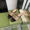 Slipare läder sandaldesigner kvinnor glider sandal flip flops tofflor metallkedja mode sommarstrand bee