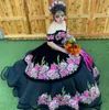 Abito per occasioni speciali Velluto floreale vestidos de 15 anos 2023 Puffy Embroidery Quinceanera Gowns Off-the-spalla Sweet 16 Long Prom Gown Black Quince Peplum