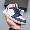 2024 New Kids Designer 1 basketskor sneakers pojkar flickor förbjudna 1s atletiska utomhusspel kungliga obsidian chicago röd uppfödda melodi mitt multi tie-dye size 25-35